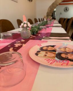 Un décor raffiné où chaque détail fait la différence ✨💖 
Une table élégamment dressée sur le thème Barbie, alliant nuances de rose, touches florales et une mise en scène soignée pour une ambiance féérique. 

————————————
Sorre Events | Agence Événementielle | Organisation d’événement | Décoration | Mariage | Anniversaire | Fêtes 

#BarbieParty #TableDesign #everydetailcounts