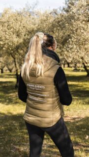 ✨ Quand le décor prend vie… et que l’organisatrice se laisse surprendre par l’objectif ✨
Un instant suspendu au cœur du Luberon, sous les couleurs douces de Pâques : jaune soleil et vert olive.
Ces moments rares où l’on capture l’âme du travail en pleine création.
Encore merci à @mgl_photographie_84 🫶

————————————
Sorre Events | Agence Événementielle | Organisation d’événement | Décoration | Mariage | Anniversaire | Fêtes