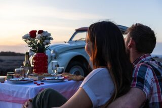 ✨ NOUVEAUTÉ chez Sorre Events ✨
Amoureux de la nature, épicuriens dans l’âme, aventuriers curieux ou gourmands invétérés… Cette expérience est faite pour vous ! 🌿❤️🚗

Prenez place à bord d’une mythique 2CV de chez @ladeuchefrance et partez pour une chasse au trésor originale signée @hatannaeditions. Au bout de la quête ? Un pique-nique dressé au cœur du Luberon préparé par Sorre Events, à savourer en toute intimité. 🌅🍷🍞

Un moment hors du temps, entre jeux, paysages, rires et délices.
📍Un concept unique, à vivre à deux ou entre amis.

🎯 Prêt.e à tenter l’aventure ?
Rdv dans la bio pour le lien de réservation 📅

📷 @mgl_photographie_84 

————————————
Sorre Events | Agence Événementielle | Organisation d’événement | Décoration | Mariage | Anniversaire | Fêtes