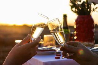 🚗 Embarquez à bord d’une 2CV pour une escapade hors du temps, au cœur des paysages préservés du Luberon. @ladeuchefrance 

🔍 À chaque étape, des énigmes à résoudre vous guideront jusqu’à un lieu secret soigneusement choisi. @hatannaeditions
 
🍾 À l’arrivée : un pique-nique romantique au coucher du soleil, champagne frais, mets raffinés, et un bento cake « LOVE » pour sublimer l’instant. @petrosyan_cakes84 

🌅 Une expérience intimiste, sur-mesure, pensée pour ceux qui veulent vivre l’amour autrement.

💌 Disponible sur réservation — lien dans la bio ou sur notre site internet.

📷 @mgl_photographie_84 

————————————
Sorre Events | Agence Événementielle | Organisation d’événement | Décoration | Mariage | Anniversaire | Fêtes