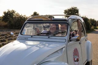 ✨CONCOURS ✨

TERMINÉ : gagnante @odi_le84 🎉

Envie d’une escapade vintage et gourmande cet été ? 🌞 Tente de remporter une balade en 2CV 🚗 sur un parcours surprise 🗺️, ponctué par un pique-nique à l’arrivée ! 🧺

Pour participer :
• Liker la publication
• Suivre nos comptes : @ladeuchefrance @hatannaeditions @sorreevents
• 1 commentaire = 1 participation
(plus tu commentes, plus tu augmentes tes chances 😉)
• option chance : partage en story en nous identifiant ! 🍀

📅 Balade à vivre en semaine, été 2025, dans la limite des disponibilités.
📍 Départ à Apt (84).

Annonce du gagnant : le dimanche 22 juin 🎁

Prêt(e) à embarquer ?
Tague ton/ta copilote de rêve et en route pour l’aventure ! 🚙💨

📷 @mgl_photographie_84

————————————
Sorre Events | Wedding Planner | Event Planner | Agence Événementielle | Organisation d’événement | Décoration | Mariage | Anniversaire | Fêtes | Partenariats