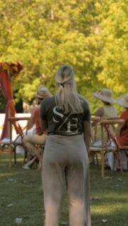 🎥 Retour en images sur une journée d’exception
Un mariage vibrant aux couleurs orange et fuchsia, pensé dans les moindres détails pour offrir une expérience unique et mémorable.

Un grand merci à l’ensemble des prestataires pour leur professionnalisme, leur créativité et leur engagement.
Cette réalisation est le fruit d’un travail d’équipe remarquable.

Wedding Planner : @sorreevents 
Wedding Designer : @camillecreart 
Photographe : @mgl_photographie_84 
Vidéaste : @mae_brest_ 
Lieu : @lechateaudugriffon 
Officiante de cérémonie : @hatannaeditions 
Créatrice de robe : @sevalie_couture 
Costume homme : @peterpolo84 
Alliances : @sinadcreation 
Bijoux : @eaudelunecreations 
Maquilleuse/coiffeuse : @cloe_mua 
Chapelier : @margotulle 
Traiteur : @kanai.brunch 
Bières : @aptesienne_bieres 
Cave à vin : @vcommevin 
Musique : @silverduo.84 
Location 2CV : @ladeuchefrance 

Une palette audacieuse, des émotions vraies et un savoir-faire partagé 🤝
Merci à tous pour cette belle synergie ✨